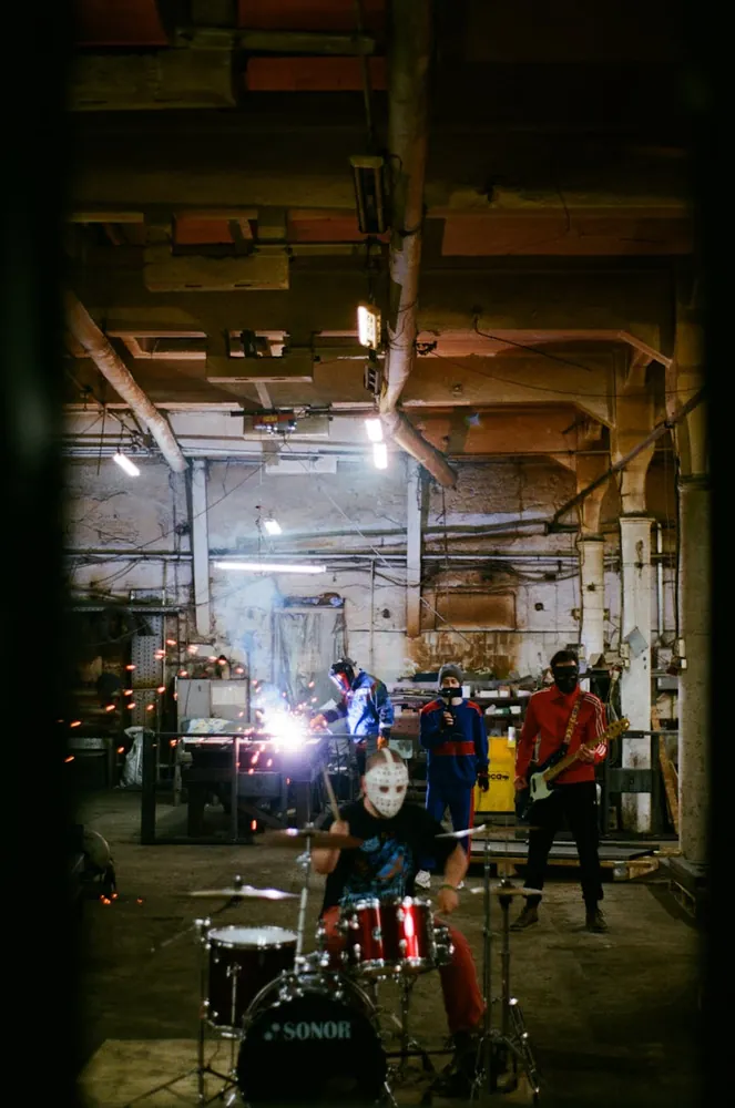 key factors that fueled the explosion of grunge music in the 90s